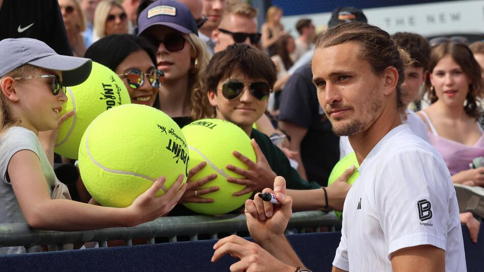Alexander Zverev schreibt Autogramme in München.