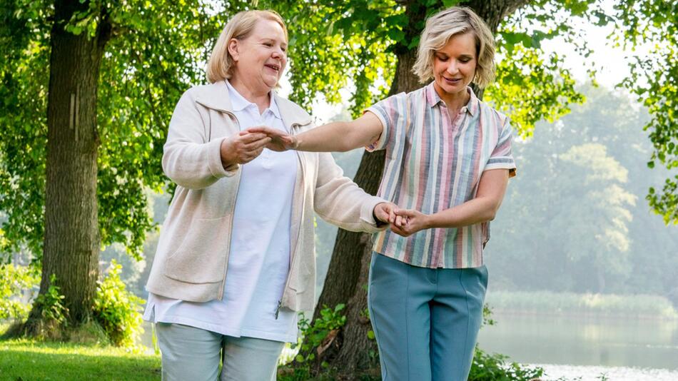 "Käthe und ich: Verhängnisvolle Liebe": Mutter Helga (Hildegard Schroedter, l.) freut sich, dass ...