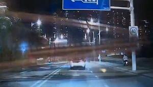 Gigantisches Bohrgerät stürzt auf belebte Strasse – Autofahrer haben Glück