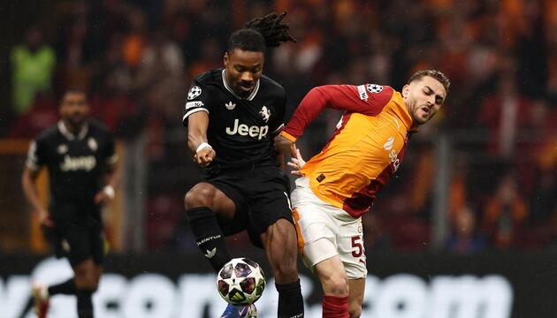 Khephren Thuram und Alper Yilmaz kämpfen um den Ball.