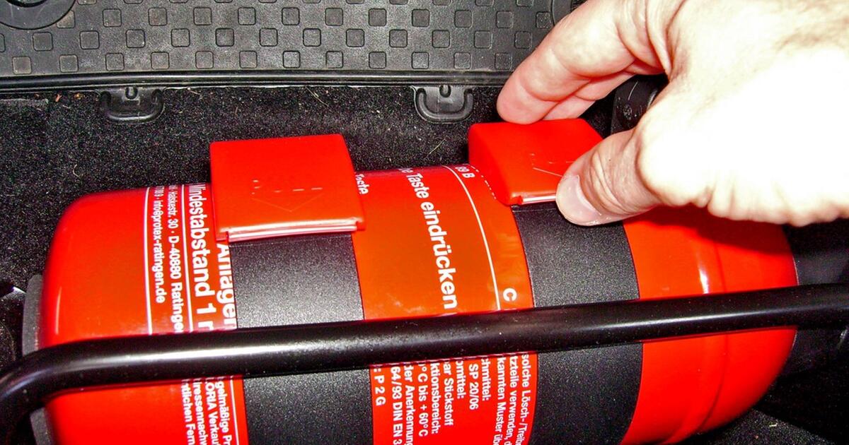 Feuerlöscher im Auto So verhalten Sie sich bei einem Fahrzeugbrand richtig GMX.CH