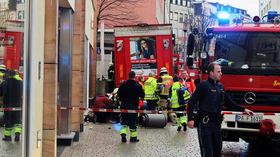 Lastwagen fährt in Fussgängergruppe in Passau