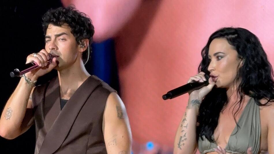 Joe Jonas erhielt beim Konzert in New Jersey Unterstützung von seiner Ex-Freundin Demi Lovato.