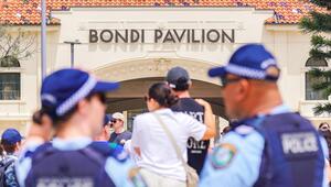 Polizeibeamte bewachen den Tatort am Bondi Beach