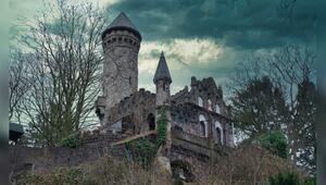 Burg Henneberg gilt als kleinste Burg Deutschlands.