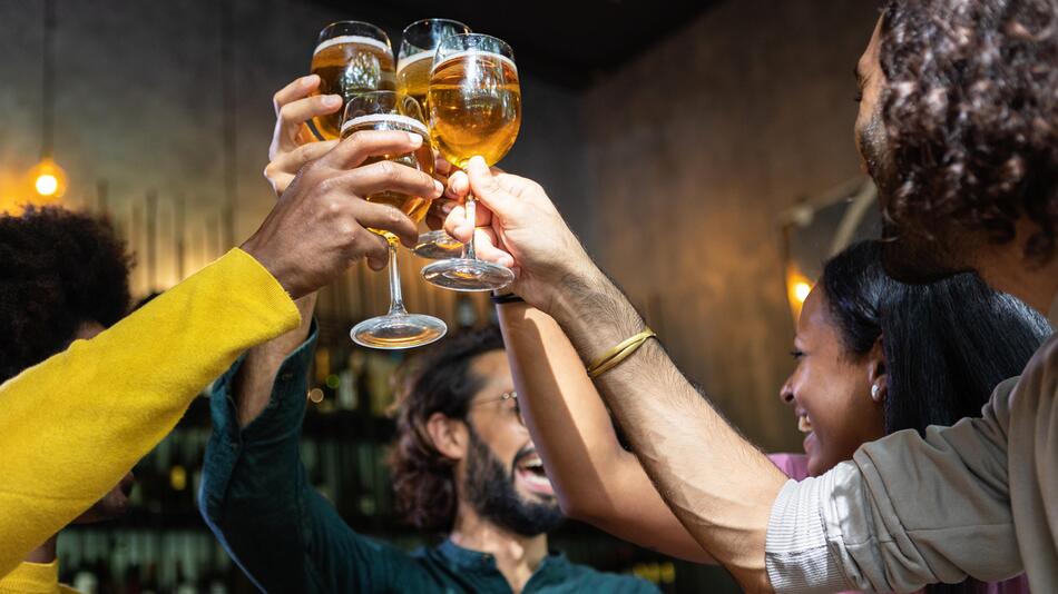 Bier anstossen im Pub