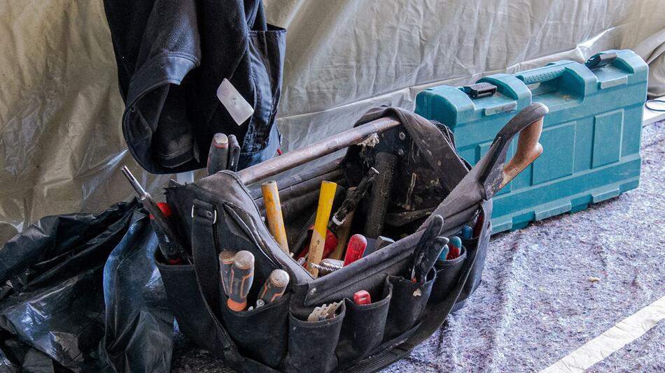 Werkzeugkoffer steht auf einer Baustelle