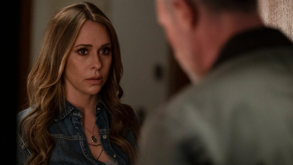 Jennifer Love Hewitt kehrt in ihrer Rolle als Julie James zurück.