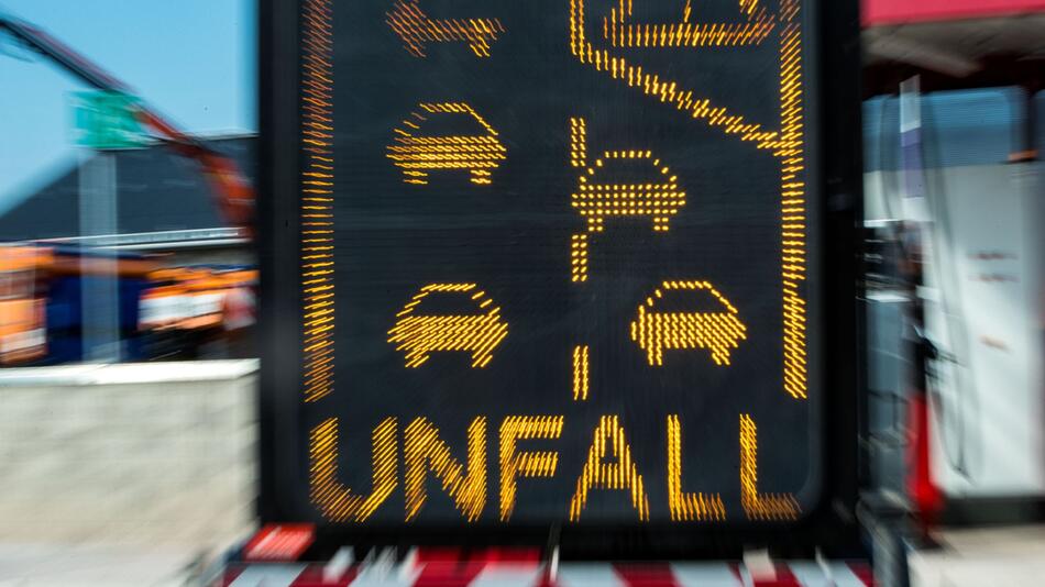 Mobiles Hinweisschild warnt vor Unfall