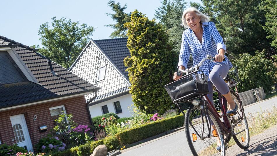 Seniorin fährt Fahrrad