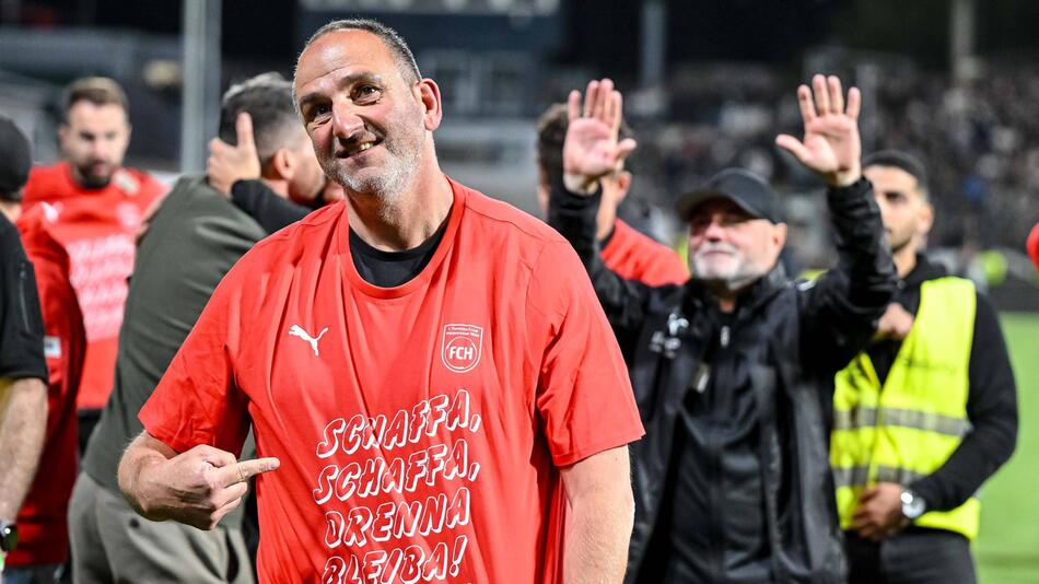 Geschafft: Frank Schmidt hat mit dem 1. FC Heidenheim den Klassenerhalt erreicht.