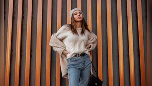 Strick und Denim sind eine klassische Kombination, die sich immer wieder wandelt.