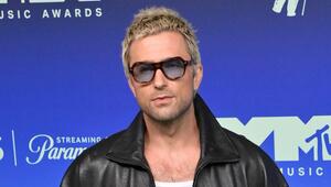 Brandon Sklenar trägt seine Haare nun kürzer und blond. Ausserdem hat er sich von seinem ...