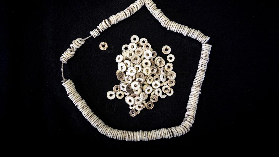 Perlen aus Strausseneierschalen