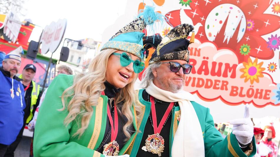 Alaaf! Carmen und Robert Geiss fahren beim Kölner Rosenmontagszug mit.