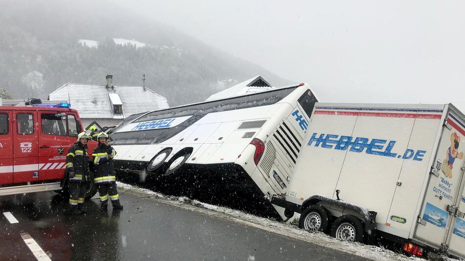 Unfall mit Doppeldecker-Bus in Österreich