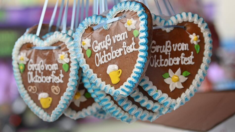 Lebkuchenherzen mit "Gruss vom Oktoberfest"-Schriftzug