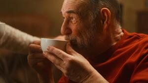 Ein älterer Mann geniesst eine Tasse Tees
