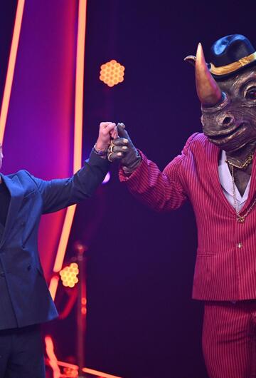 Nashorn und Matthias Opdenhövel bei "The Masked Singer"