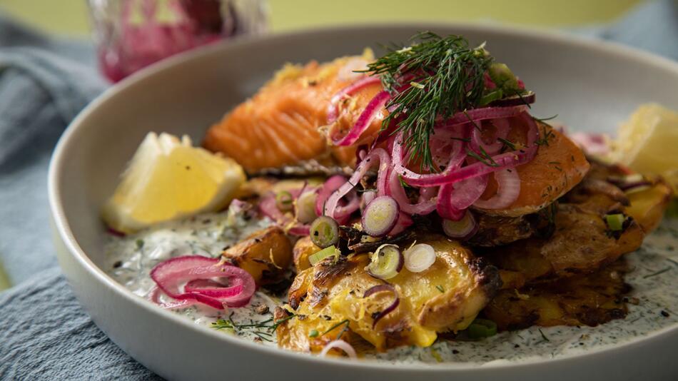 Schweden-Salat mit Ofen-Quetschkartoffeln