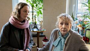 "Die Kanzlei: Kein zweites Mal": Charlie (Mathilde Bundschuh, l.) hilft Hildtrud Meissner ...