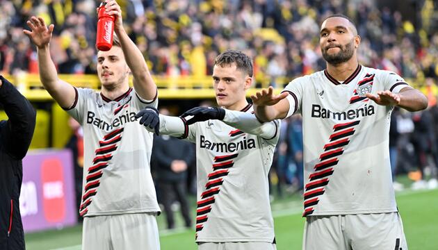 Josip Stanisic, Florian Wirtz und Jonathan Tah von Bayer Leverkusen.