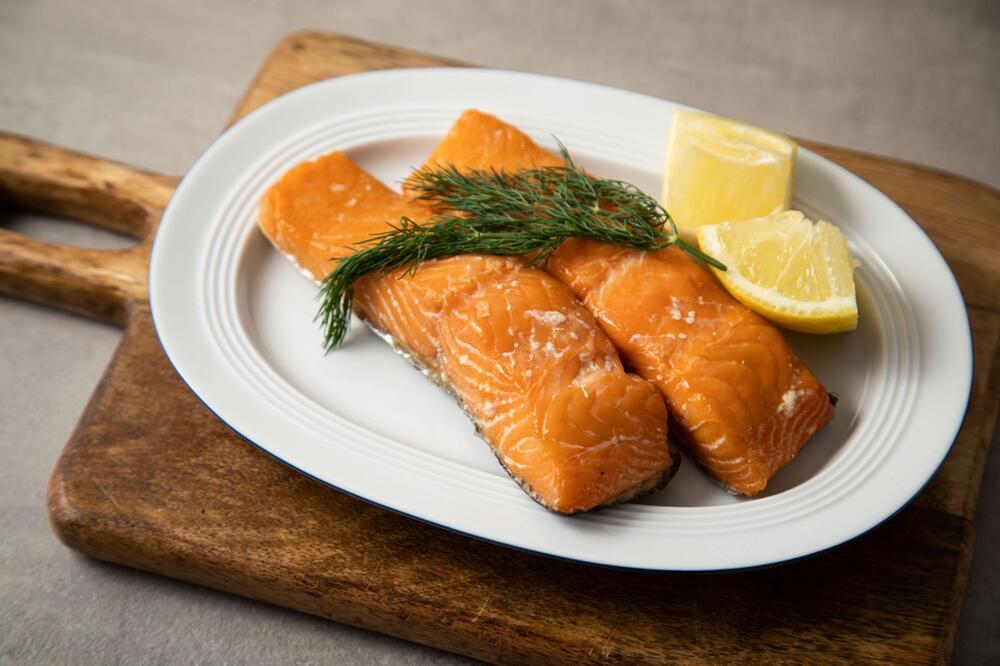 Lachs für Schweden-Salat mit Ofen-Quetschkartoffeln
