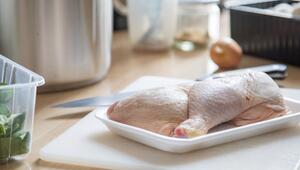 Rohe Hähnchenschenkel liegen in einer Kunststoffschale