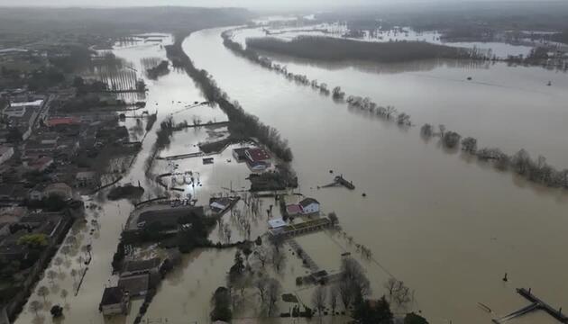 Drei französische Regionen bleiben auf roter Warnstufe – Überschwemmungen halten an.