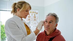 "Praxis mit Meerblick: Willkommen zu Hause": Nora Kaminski (Tanja Wedhorn) versorgt Dr. David ...