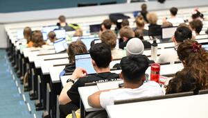 Studenten sitzen in einer Vorlesung in Praktischer Informatik
