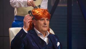 Ralf Dümmel probiert den Tragekomfort einer Haarklammer aus.