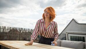 Eine Frau wischt einen Tisch mit einem Lappen ab