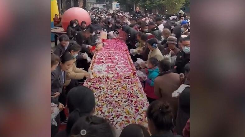 Kunden machen sich über Kuchen her