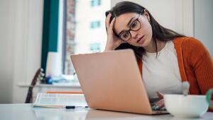 Studentin blickt frustiert auf ihren Laptop