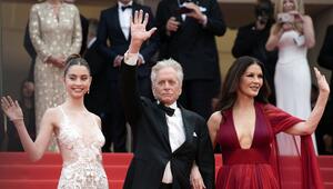 Carys Zeta Douglas (l.) mit ihren Eltern Michael Douglas und Catherine Zeta-Jones.