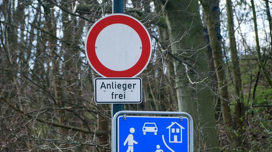 Ein Schild mit Aufschrift "Anlieger frei"