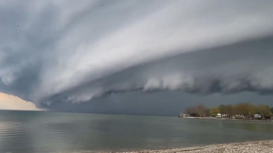 Wetterphänomen am Lake Erie: Arcus-Wolke schwebt bedrohlich über See