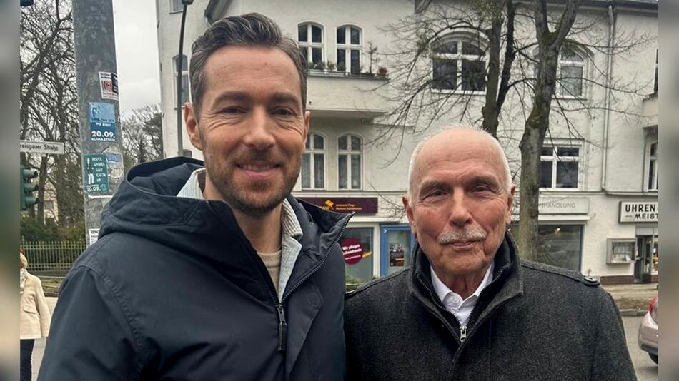 Der ehemalige SEK-Leiter Martin Textor (r.) erinnert sich im Gespräch mit Sven Voss für die True ...