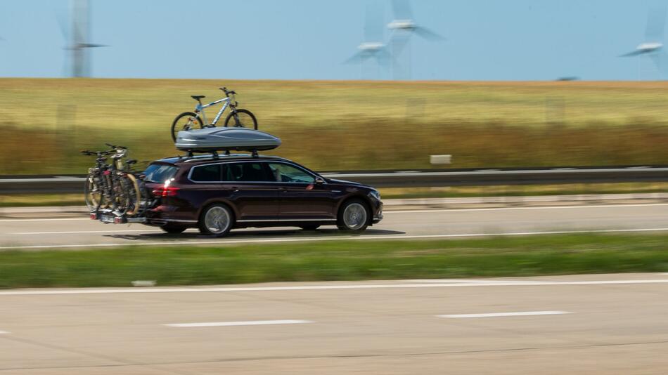 Urlauber fährt mit seinem Auto Richtung Nordsee