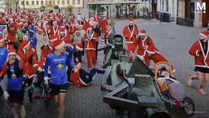 Autsch! Läuferin rennt bei Weihnachtsmannlauf frontal gegen Statue