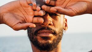 Ein Mann mittleren Alters hält die Hände vors Gesicht