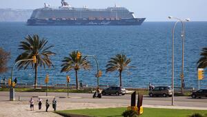Kreuzfahrtschiff "Mein Schiff 4" liegt in der Bucht von Palma