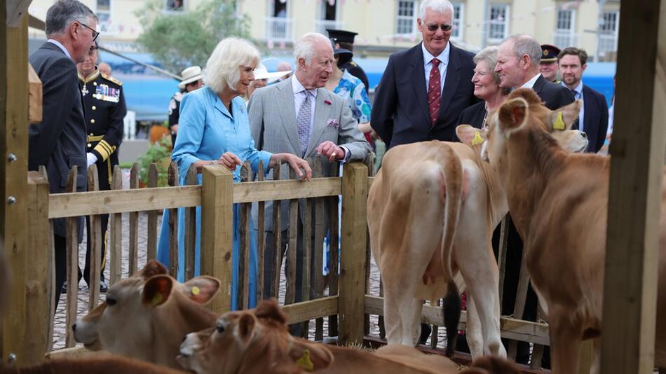 Königin Camilla und König Charles III. begrüssen auf Jersey die neuen Bewohner der "Home Farm" ...