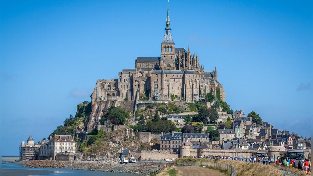 Mont-Saint-Michel thront erhaben über dem Atlantik.