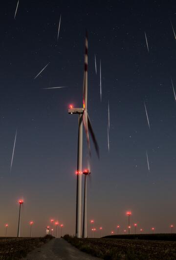 Perseiden-Schauer über Windräder-Feld