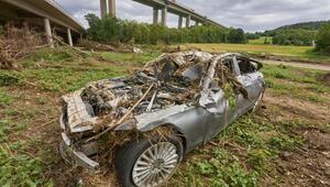 Schrottauto vor Brücke