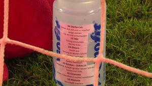 Trinkflasche mit Elfmeter-Zettel von Marius Funk