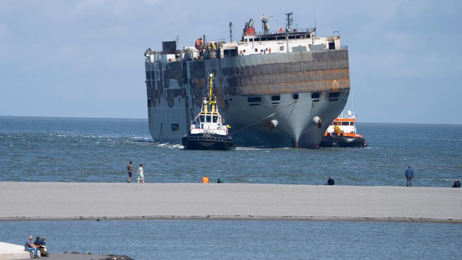 Beschädigter Frachter wird nach Eemshaven geschleppt