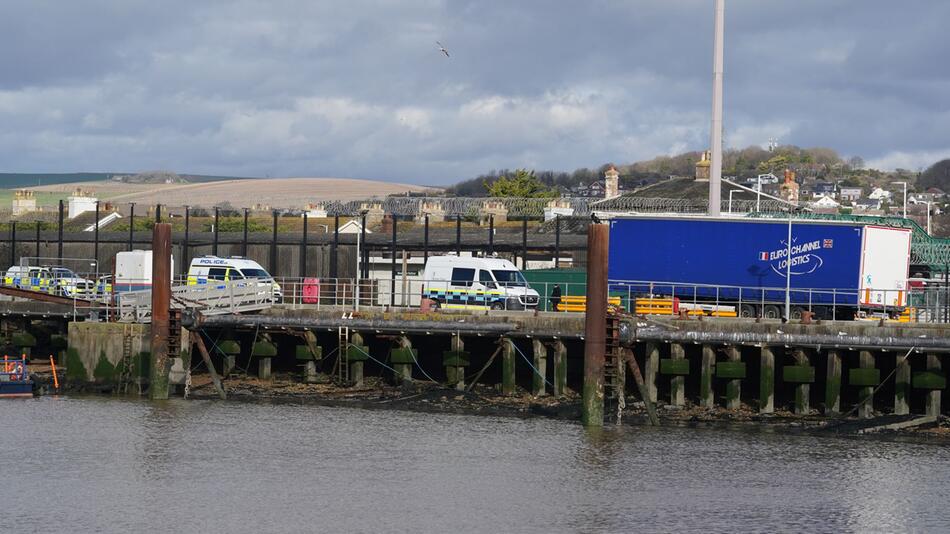 Migranten auf Ladefläche in englischem Hafen gefunden